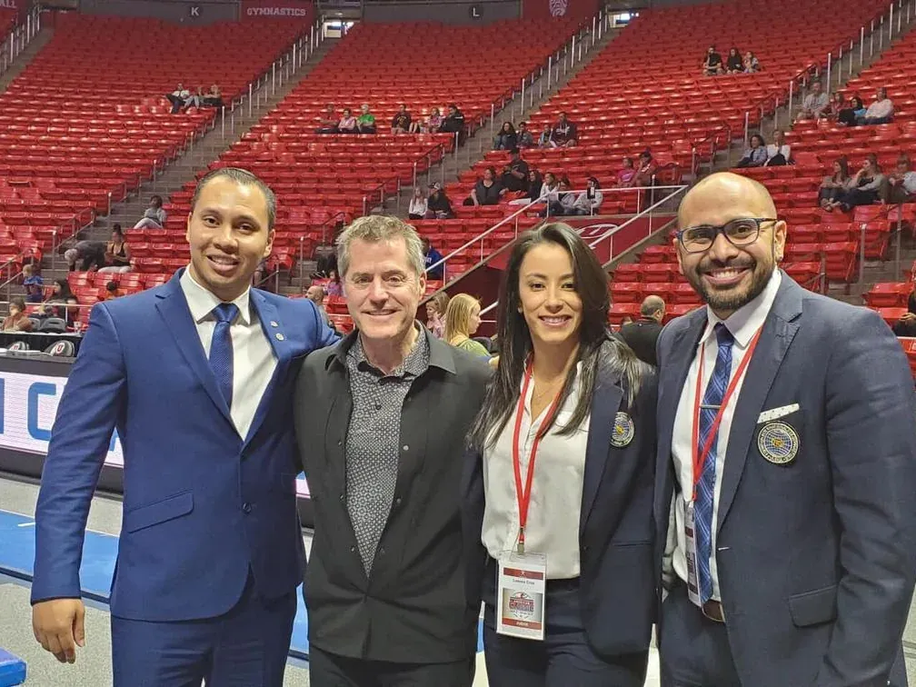 Arturo Padilla con colegas en una competencia de gimnasia